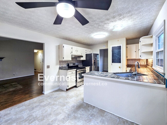 Building Photo - 2047 Arbor Forest Dr SW