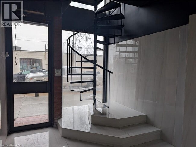 Photo du bâtiment - 1645 Main St E