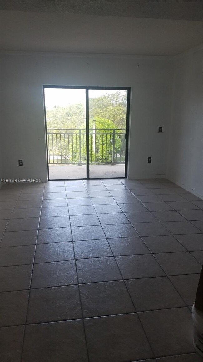 Building Photo - 9300 Fontainebleau Blvd