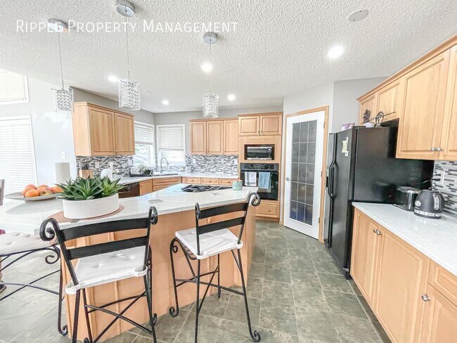 Photo du bâtiment - INCREDIBLE LARGE 3 BEDS/2.5 BATHS HOUSE
