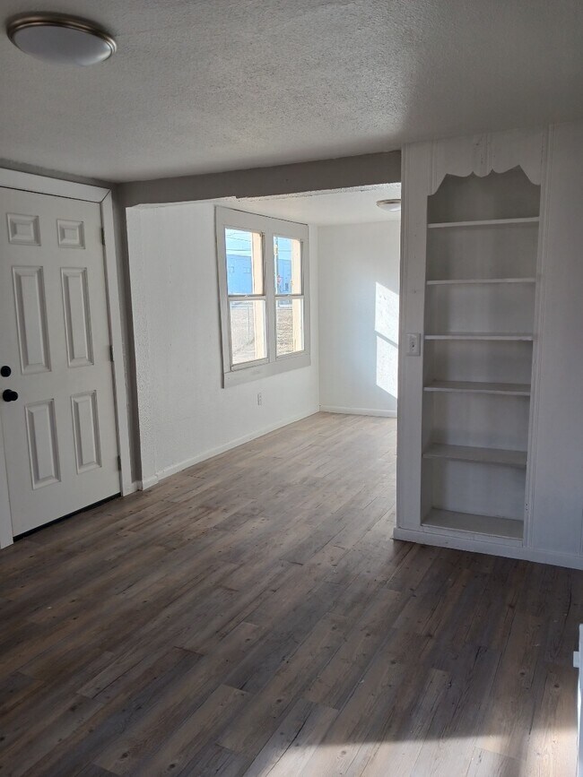 Building Photo - 714 29th St