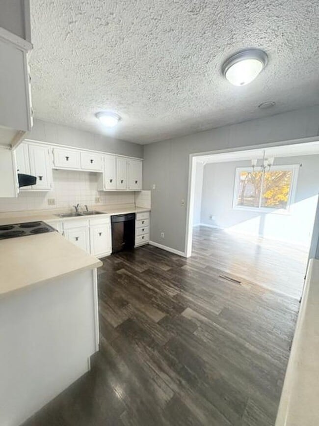 Foto del edificio - Split Level 4 Bedroom