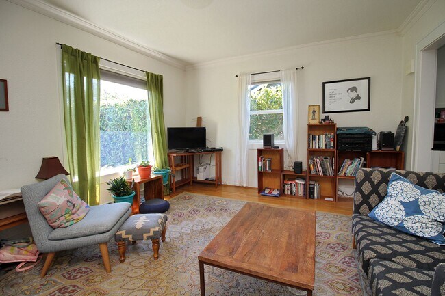Building Photo - Sweet Sellwood-Moreland 2 Bedroom Bungalow...