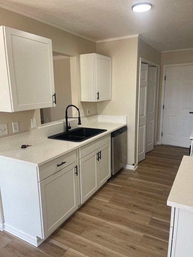 Foto del edificio - 2708 Henson Pl