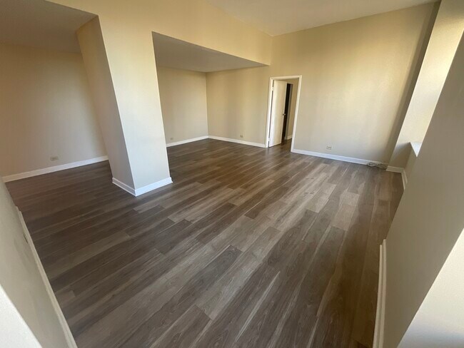 Building Photo - 600 S Dearborn St