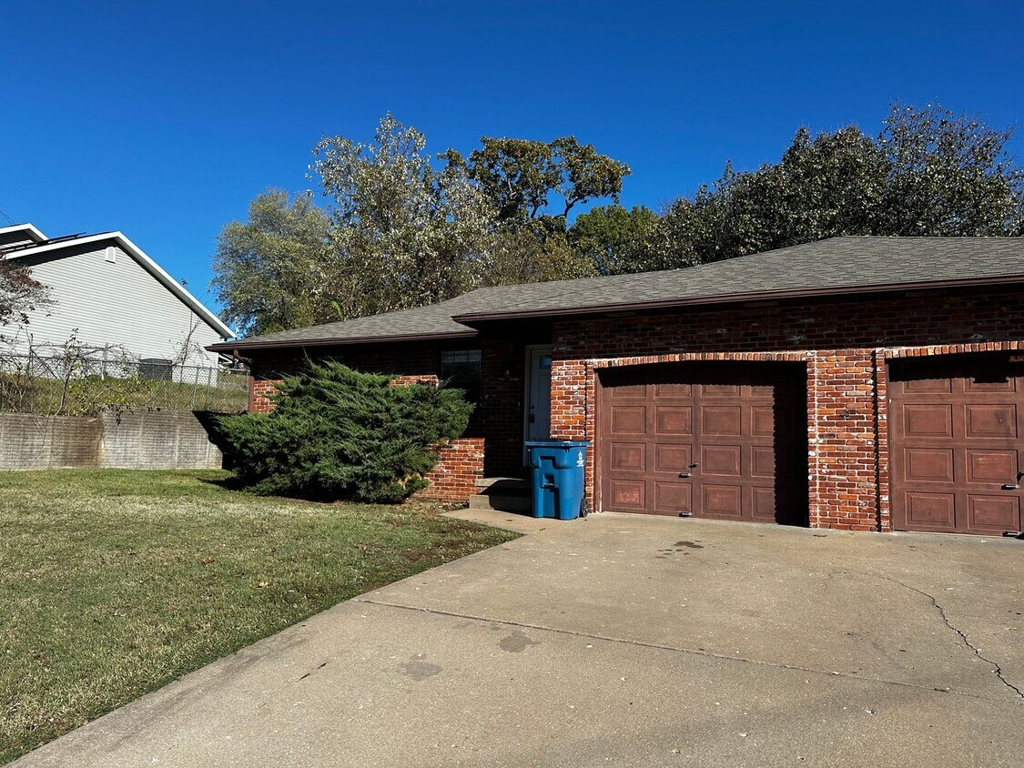 Primary Photo - Updated Unit now available for lease! Newl...