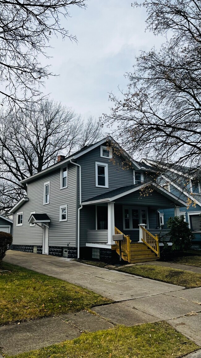 Building Photo - 1146 Lily St