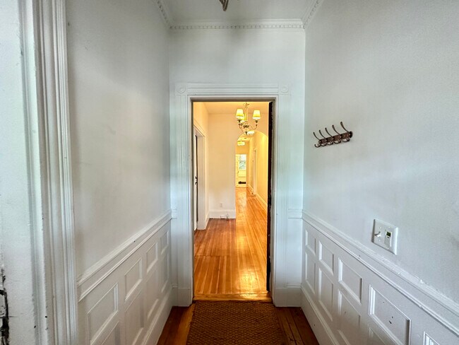 Building Photo - 35 Waldeck St