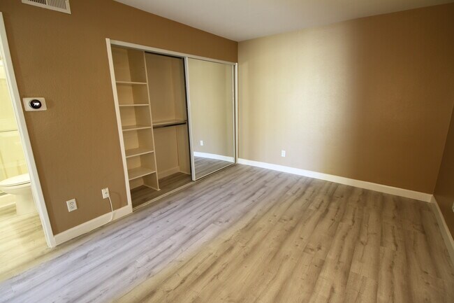 Foto del edificio - 10960 Ashton Ave