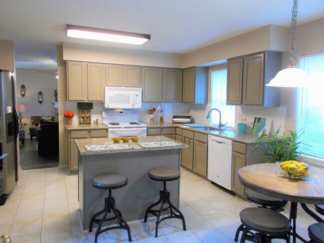 Building Photo - 156 Silverwood Dr