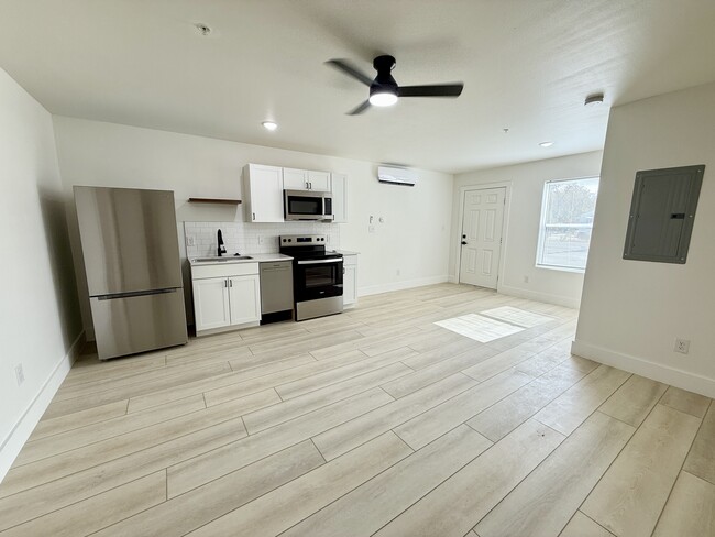 Building Photo - 2204 W San Antonio St