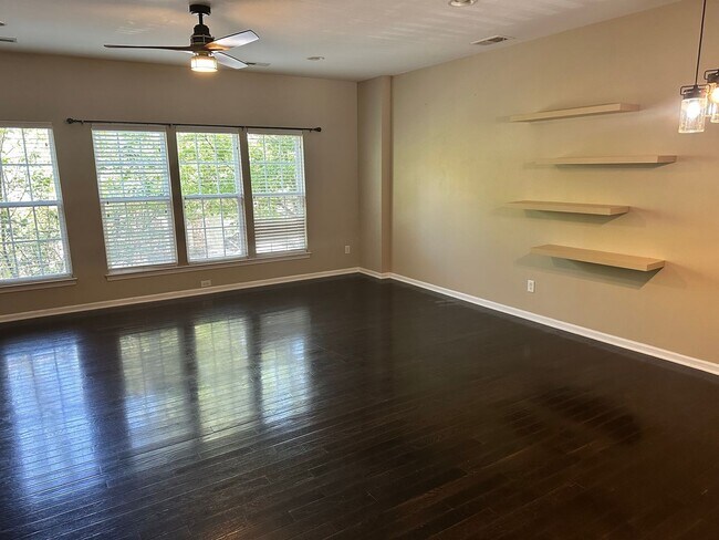 Foto del edificio - Amazing Three Bedroom Townhome in Southend!