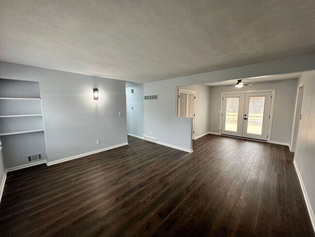 Foto del edificio - Move-In Ready 6-Bedroom Home in Raytown