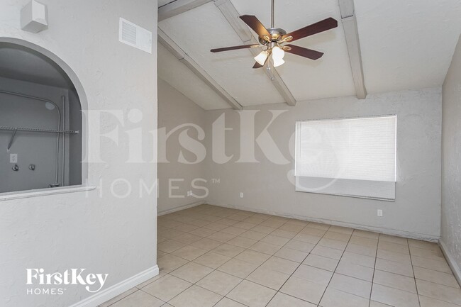 Foto del edificio - 4624 Cinderella Ln