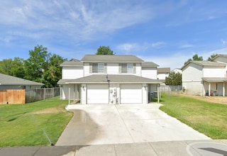 Building Photo - 712-714 NW Sunburst Ct