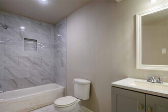 Building Photo - 11927 Beechnut St