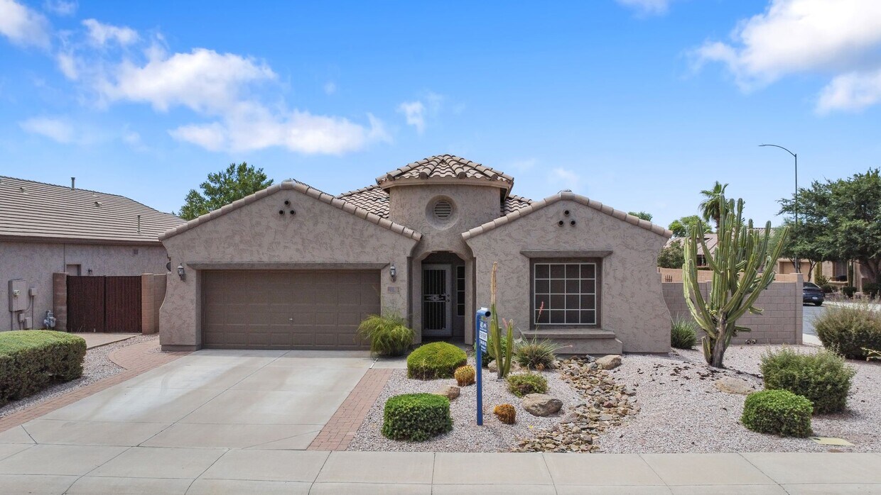Primary Photo - Nice East Mesa Home!