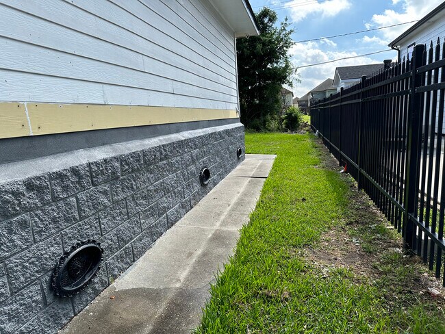 Building Photo - 9404 Cabildo Ln
