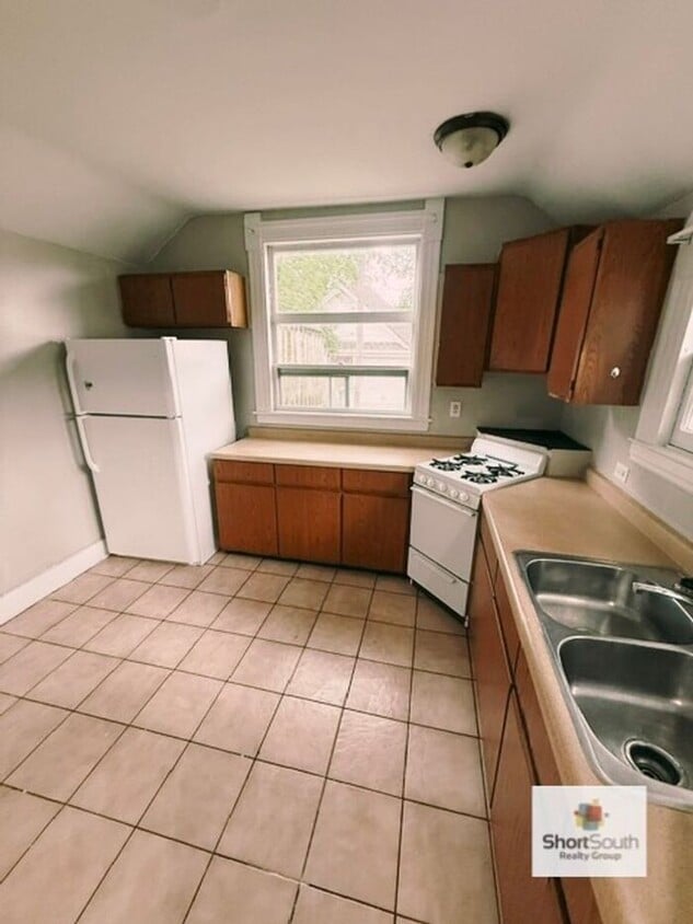 Building Photo - Updated 1 bed 1 bath main floor apartment with covered detached garage