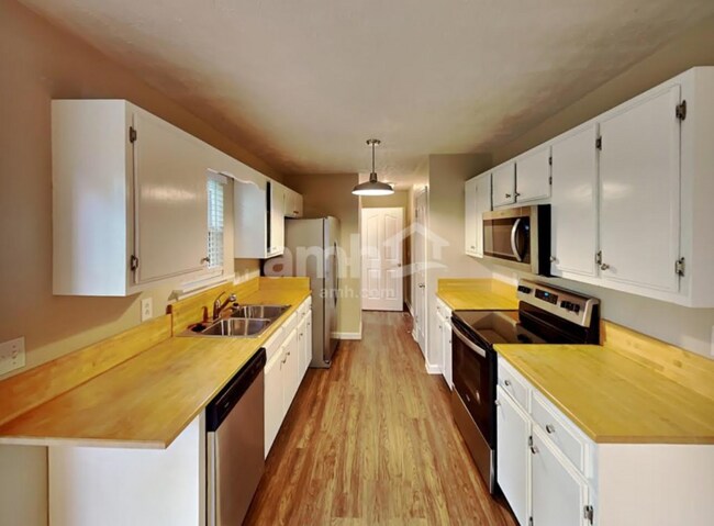 Foto del edificio - 7827 Rainey Dr