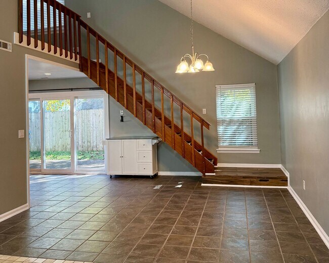 Building Photo - Cute 3 bed 2 bath in central location READ...