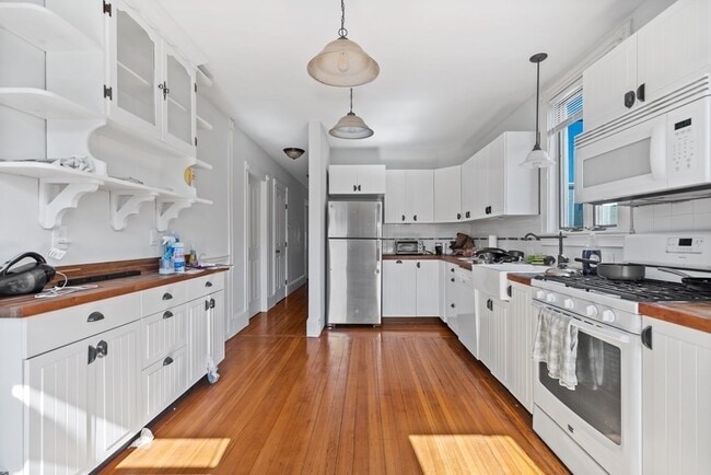 Building Photo - 703 E 2nd St