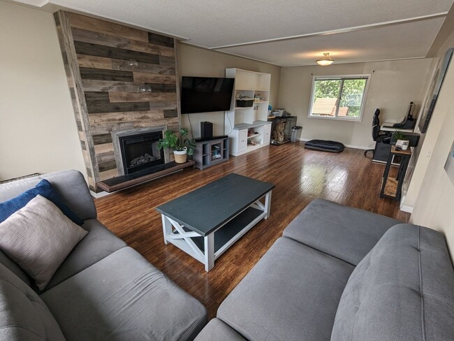 Building Photo - 681-300-681 Vedder Crescent