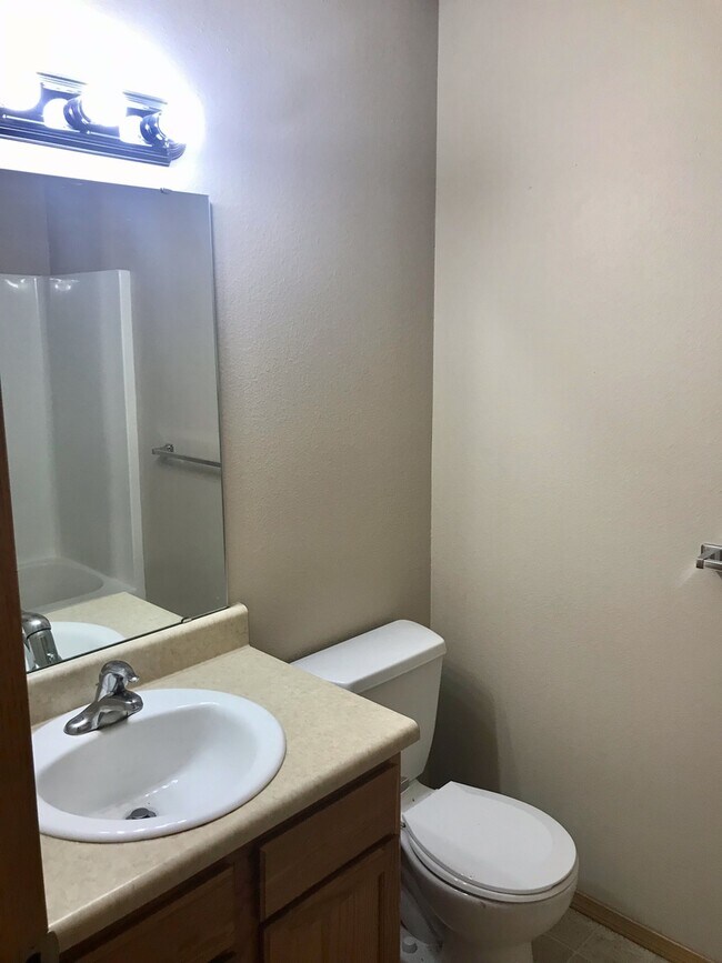 Foto del edificio - Super clean 2 bedroom 2 Bath Duplex in Clever MO