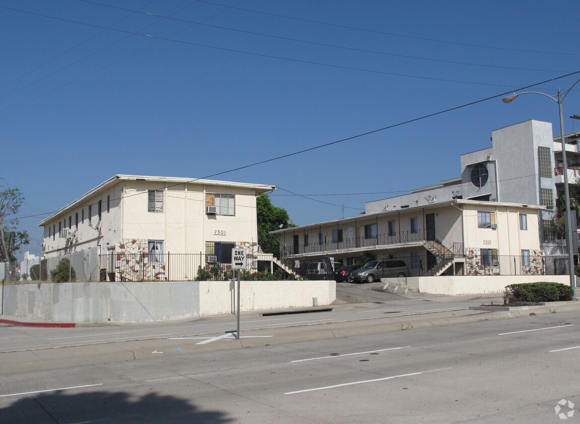 Foto del edificio - 7501-7505 N Hollywood Way