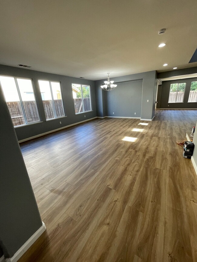 Foto del edificio - "Spacious 4-Bed, 3-Bath Retreat with 3,260...