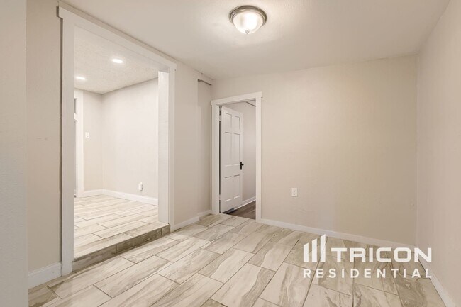 Building Photo - 909 Layton Way