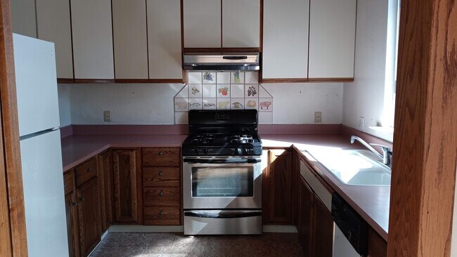 gas stove in kitche - 625 Morgan Ave