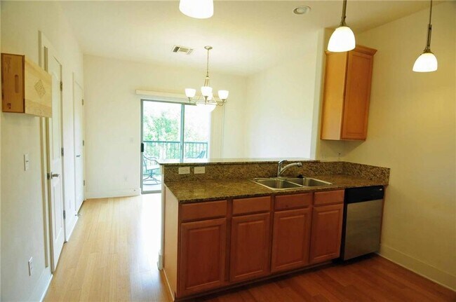 Foto del edificio - 13420 Lyndhurst St