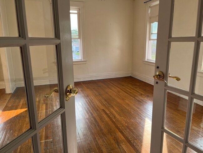 Enter into large livingroom - 67 Short St