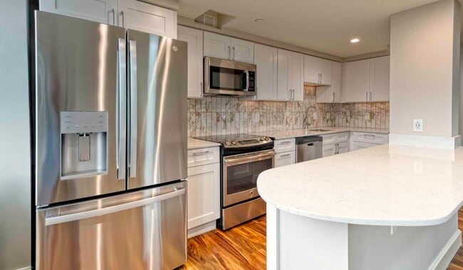 Cocinas espaciosas que se abren al salón. - The Sterling Apartment Homes