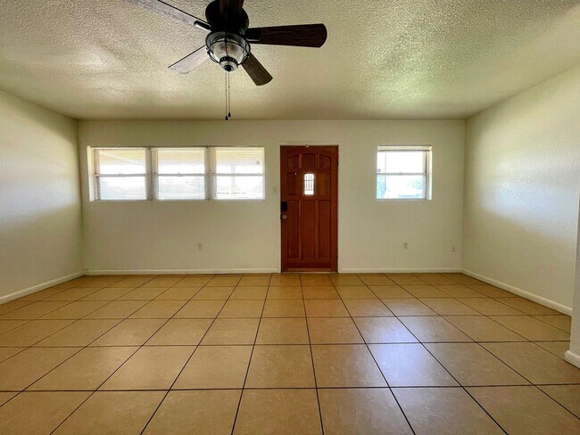 Building Photo - Comfortably Updated 4-Bedroom 2-Bathroom O...