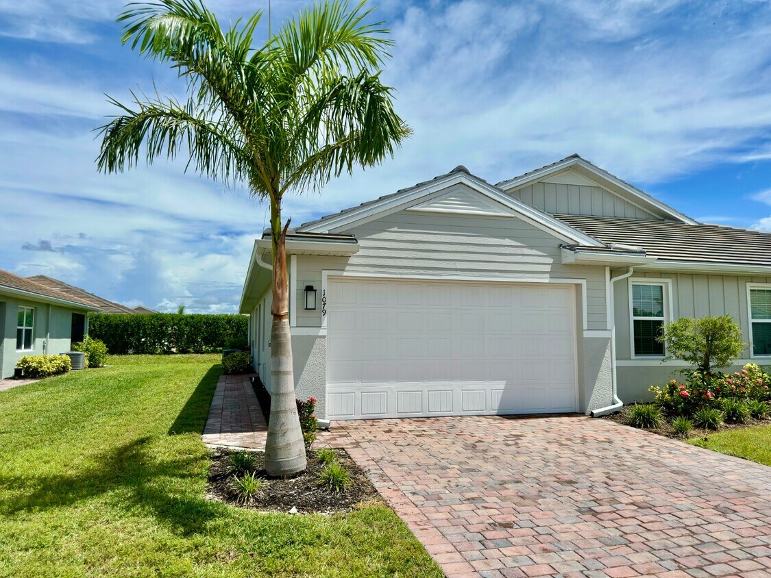 Foto principal - 1079 Enbrook Lp