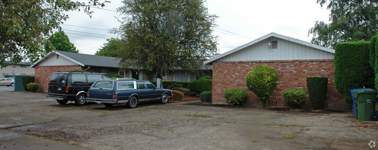 Primary Photo - 690-698 Oregon Ave NE