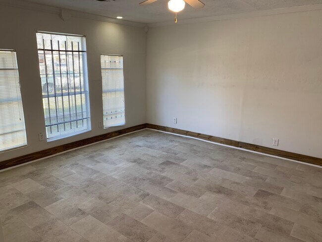 Foto del edificio - 9102 Oak Knoll Ln