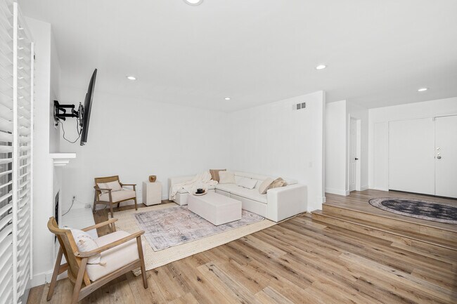 Foto del edificio - 5237 Newcastle Ave