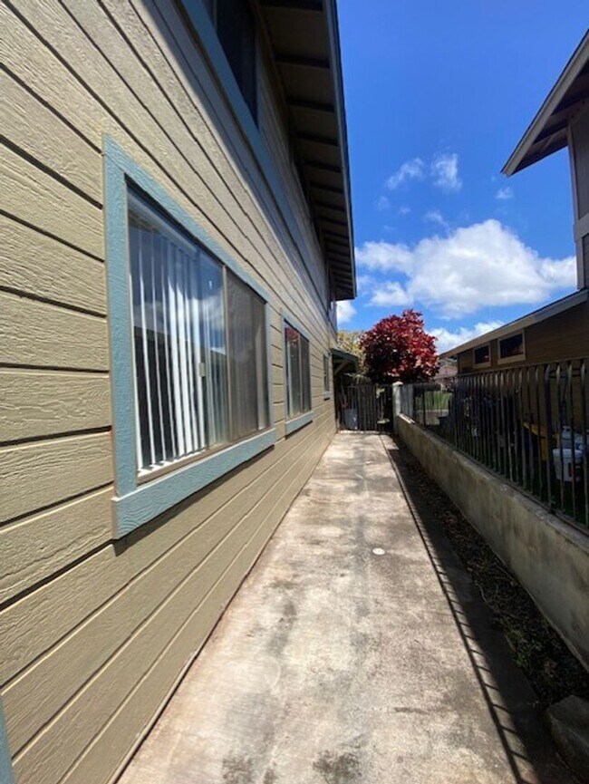 Building Photo - 3 bed, 2.5 bath, 2 car garage-single famil...