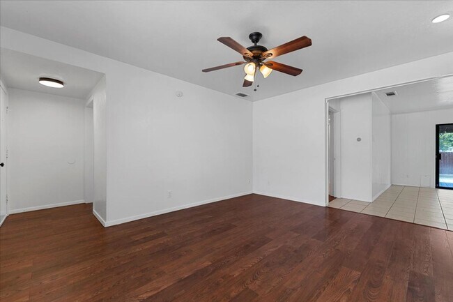 Building Photo - 817 Warren Way