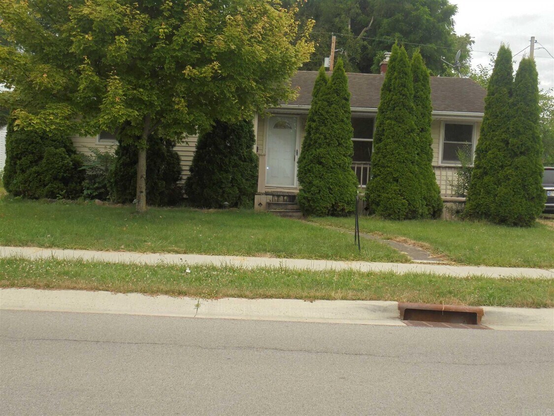 2611 Poinsette Dr, Fort Wayne, IN 46808 House Rental in Fort Wayne