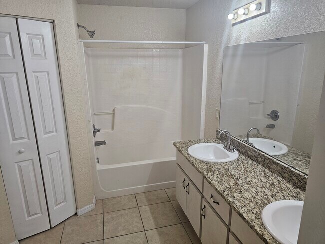 Foto del edificio - 523 Silver Way Dr