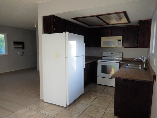 Building Photo - Spacious West Paso Apartment