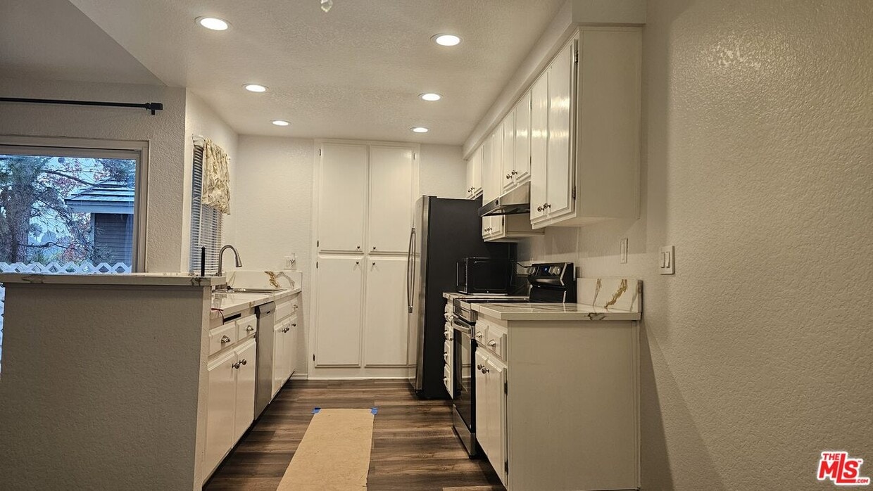 Primary Photo - 3851 Amberly Dr