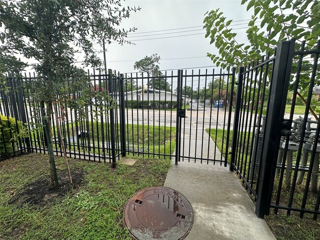 Foto del edificio - 2828 Versailles Oak Ln