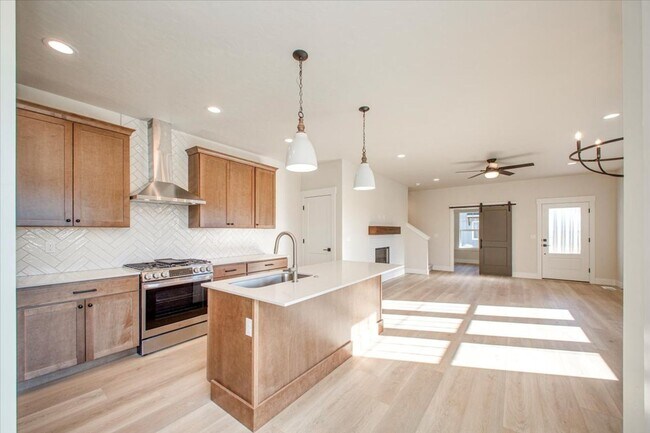Foto del edificio - Luxury Townhome in the Heart of Eagle — 3 Beds + 3 Baths + Premium Amenities
