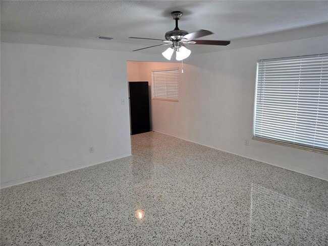 Building Photo - 5601 Tangerine Ave S