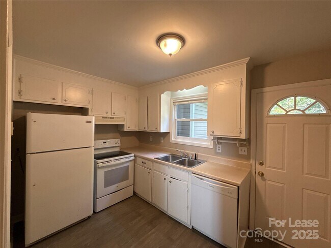 Foto del edificio - 1613 N Sharon Amity Rd